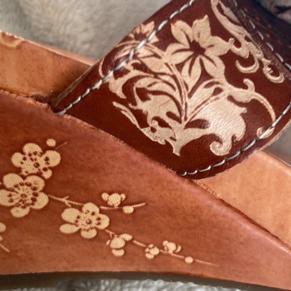 Leather Platform Shoes NEW LEATHER SHOES - Size 9 as indicated on the bottom
